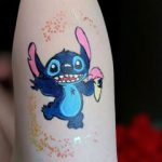Kinderschminken Stitch – buntes Motiv auf dem Arm